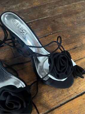 Pretty  Black Rose Lace-Up heels